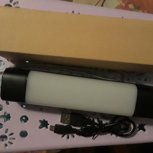 Powerbank and flashlight for cellphone - Picture 2 of 4